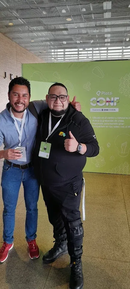 Juan Manuel Pedraza junto a un profesor de Platzi durante PlatziConf.