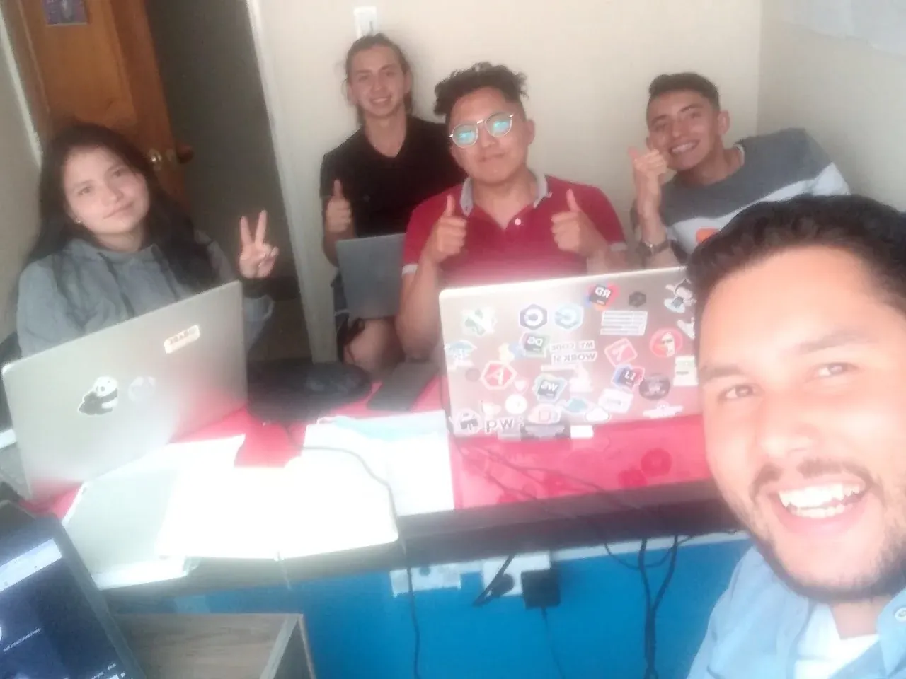 Jóvenes del equipo de desarrollo de Geus ISP trabajando con sus computadores.