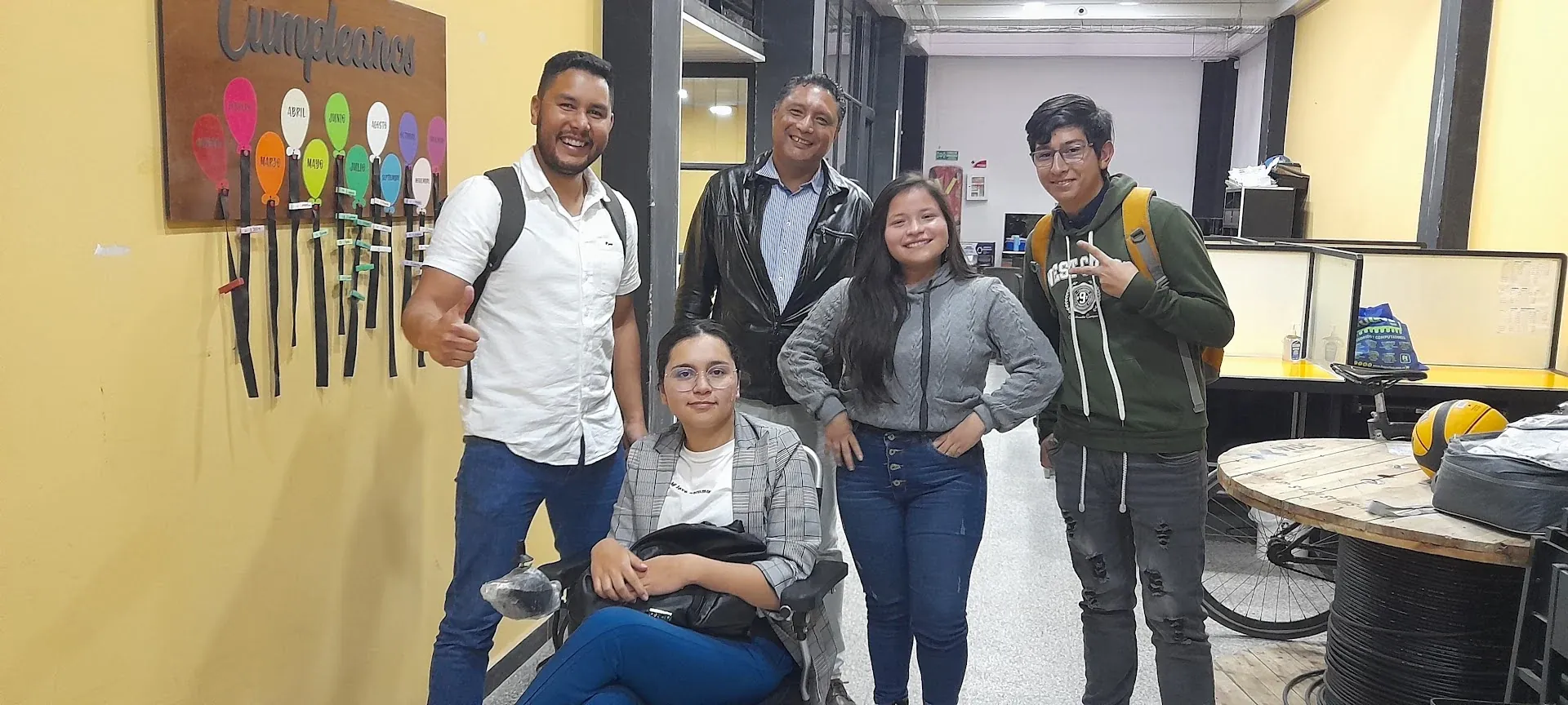 Integrantes y colaboradores de Geus ISP reunidos en una oficina.