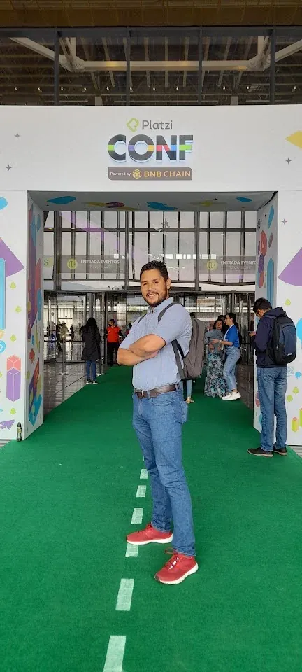 Juan Manuel Pedraza en la entrada de PlatziConf.
